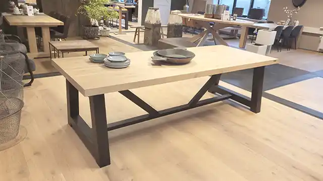 Amberley eiken tafel met zwart onderstel