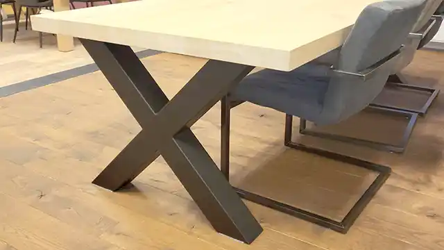 Eiken tafel met X-poot metaal Ixworth