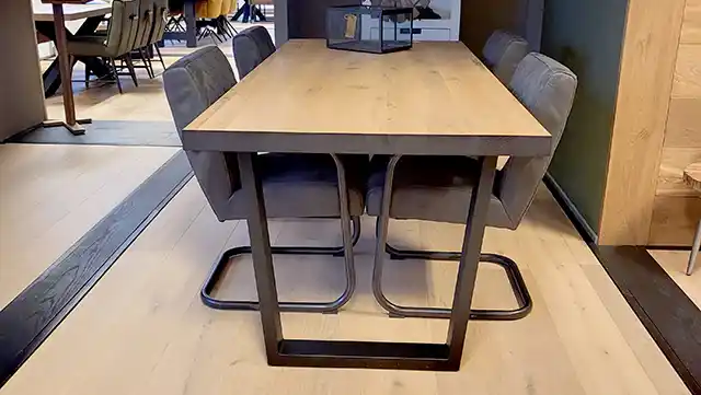 Eiken tafel met metalen poot Thorpe
