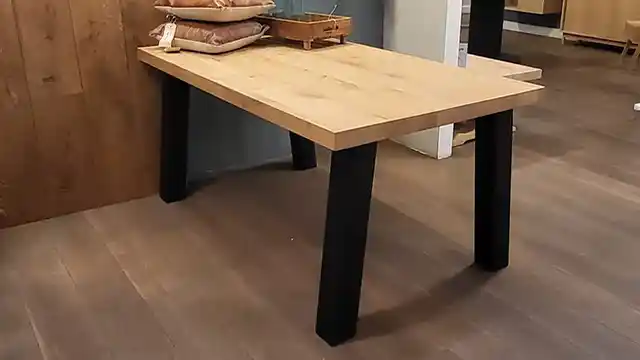 Eiken tafel Bardon poedercoat zwarte poten