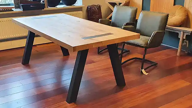 Elias eiken tafel met zwarte poedercoat poten die aan de oppervlakte van het blad te zien zijn