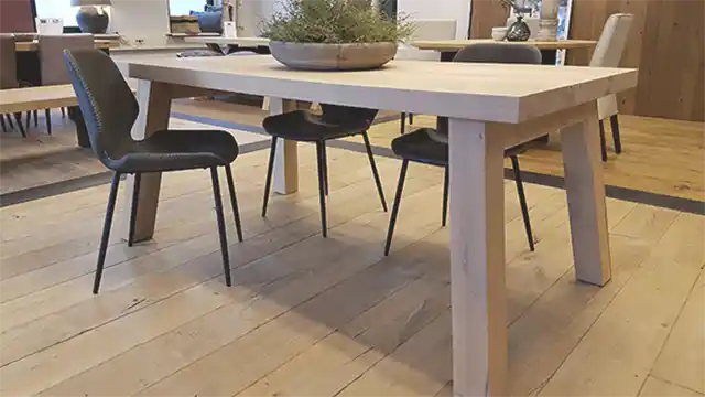 Eiken tafel met schuine poot voor optimaal aantal zitplaatsen 