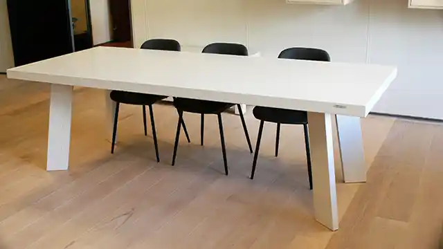 Eiken tafel wit met gekante houten poot