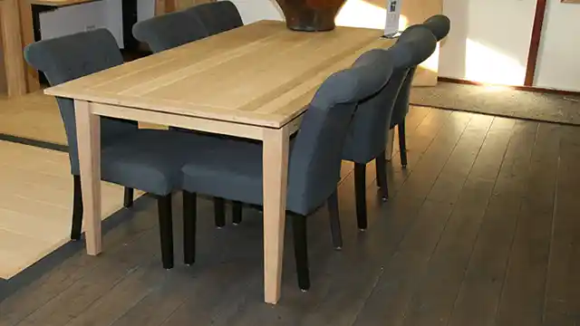 eiken elegante tafel met dun blad en sierlijke poot