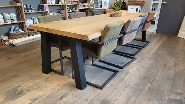 Eiken tafel met schuine poten voor optimaal aantal zitplaatsen Thames