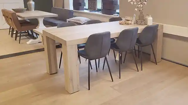 Eiken tafel met zware poten 15x15 cm