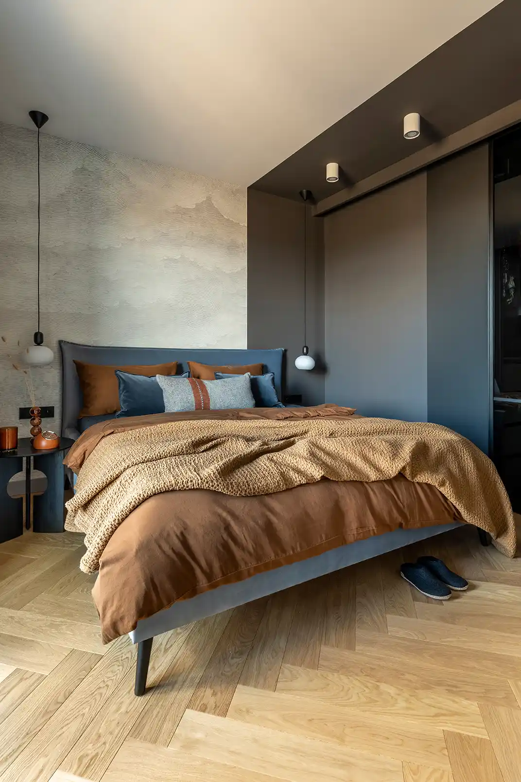 Tiel houten vloer tafel; visgraat houten vloer in slaapkamer