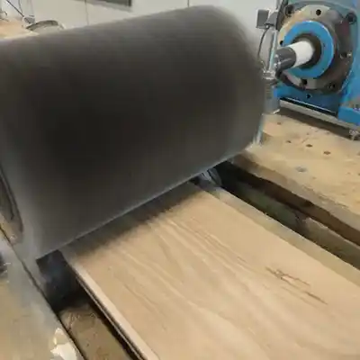 borstelen planken van houten vloer
