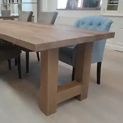 Eiken tafel met houten poten