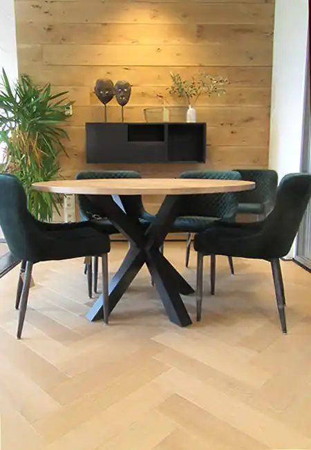 Tiel houten vloeren tafel, ronde tafel op visgraatvloer voor houten wand