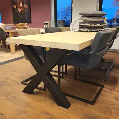 Eiken tafel met metalen kruispoten Ixworth