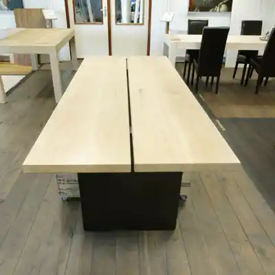 Eiken tafel design met twee bladen en houten poot