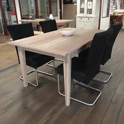 Eiken tafel met dun blad en sierlijke poten