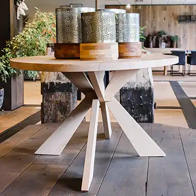 Ovale eiken tafel met sierlijke design poot