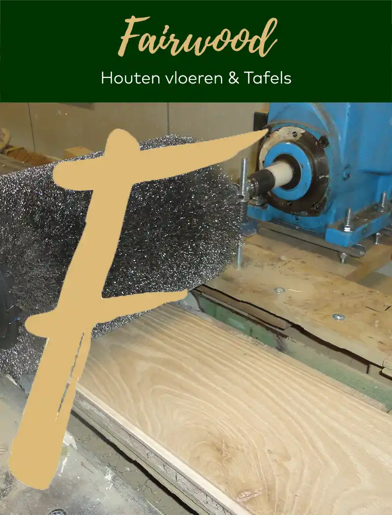 Borstelen houten vloer om de houtnerf en houttekening te accentueren