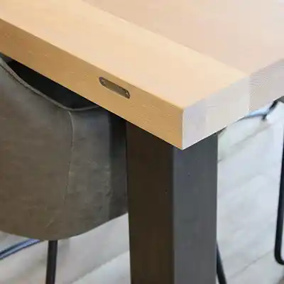 Metalen poten onder houten tafelblad
