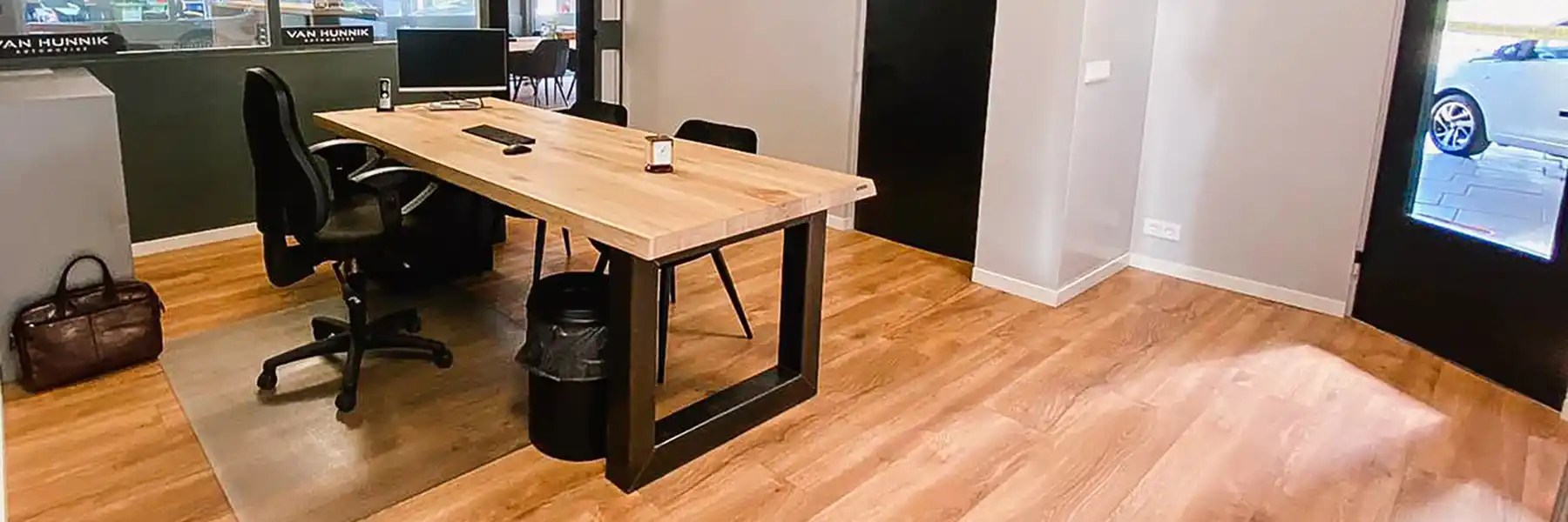 eiken tafel met metalen poten