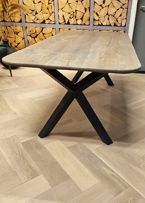 Eettafel met afgeronde hoeken schaar poot